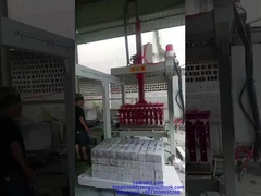 Robô de paletização industrial controlado por PLC para automação de instalações