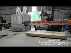 Máquina automática de carregamento de placas de madeira com transportador de rolos