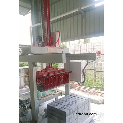 PLC controlado palletizando braço robô empilhando carga útil com segurança