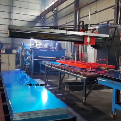 Máquina de paletização instalada no chão com servomotor